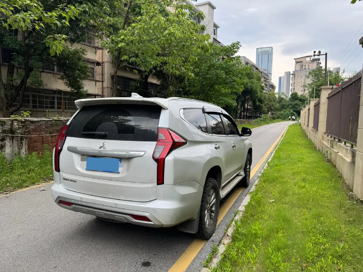 2020 Mitsubishi Pajero 3.0L 209HP V6 8AT,autocango,china used car exporter,china ev exporter,chinese used car exporter,chinese used ev exporter