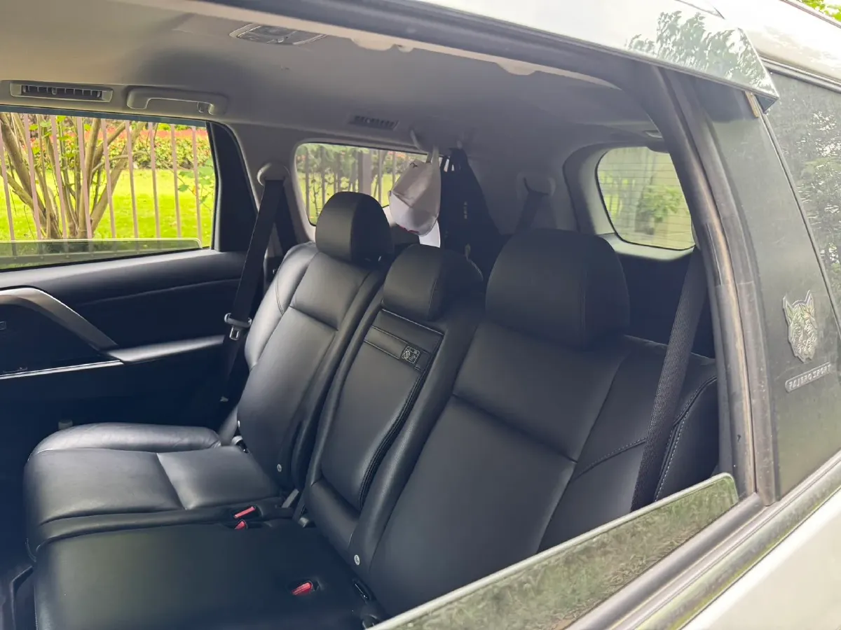 2020 Mitsubishi Pajero 3.0L 209HP V6 8AT,autocango,china used car exporter,china ev exporter,chinese used car exporter,chinese used ev exporter