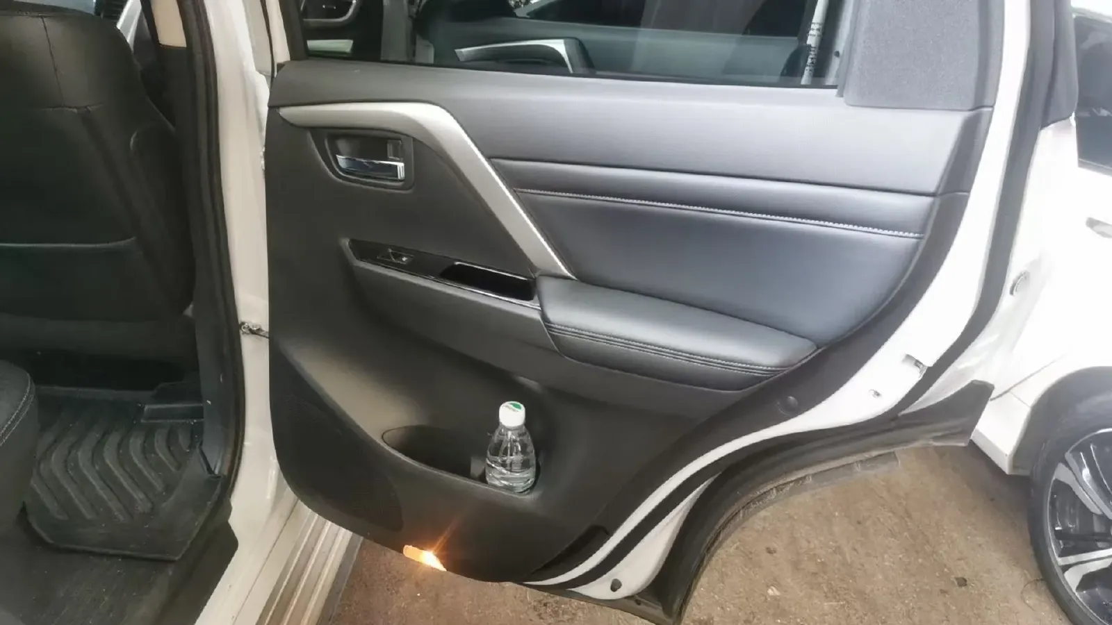2020 Mitsubishi Pajero 3.0L 209HP V6 8AT,autocango,china used car exporter,china ev exporter,chinese used car exporter,chinese used ev exporter