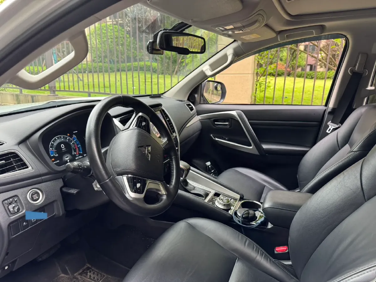 2020 Mitsubishi Pajero 3.0L 209HP V6 8AT,autocango,china used car exporter,china ev exporter,chinese used car exporter,chinese used ev exporter