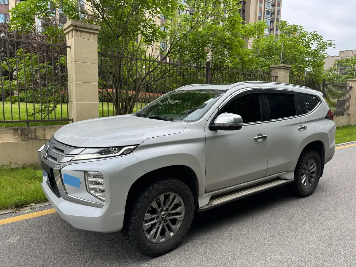 2020 Mitsubishi Pajero 3.0L 209HP V6 8AT,autocango,china used car exporter,china ev exporter,chinese used car exporter,chinese used ev exporter