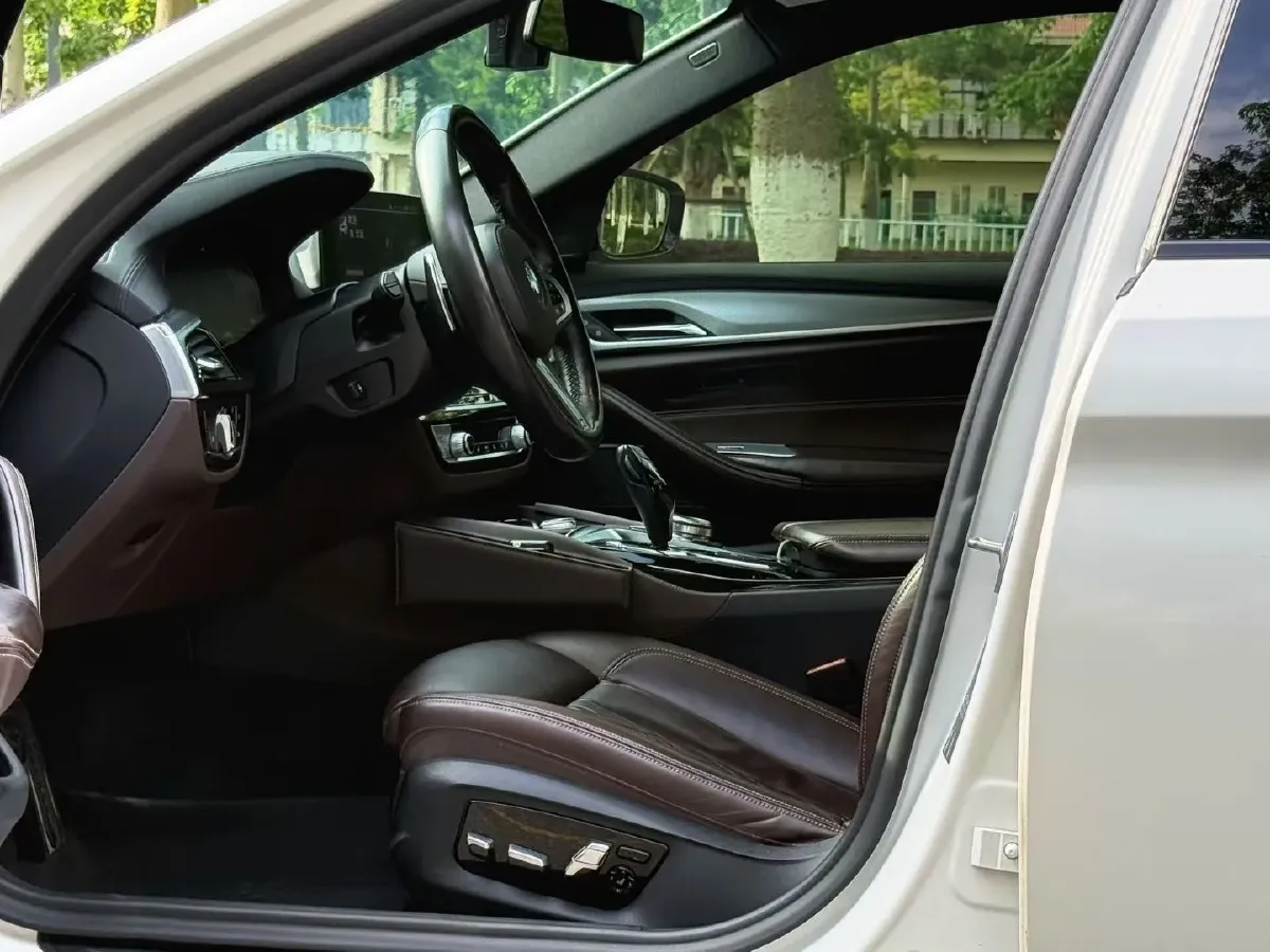 2020 BMW 5 Series 3.0T 340HP L6 8AT,autocango,china used car exporter,china ev exporter,chinese used car exporter,chinese used ev exporter