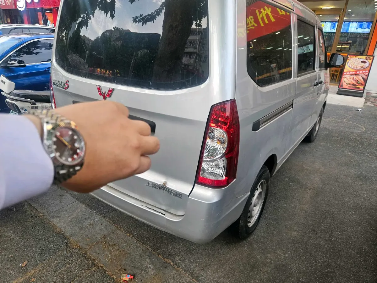 2023 WuLing RongGuang S 1.5L 102HP L4 5MT,autocango,china used car exporter,china ev exporter,chinese used car exporter,chinese used ev exporter