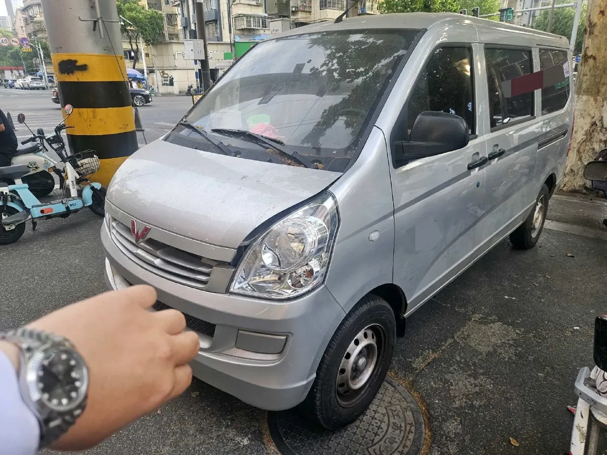 2023 WuLing RongGuang S 1.5L 102HP L4 5MT,autocango,china used car exporter,china ev exporter,chinese used car exporter,chinese used ev exporter