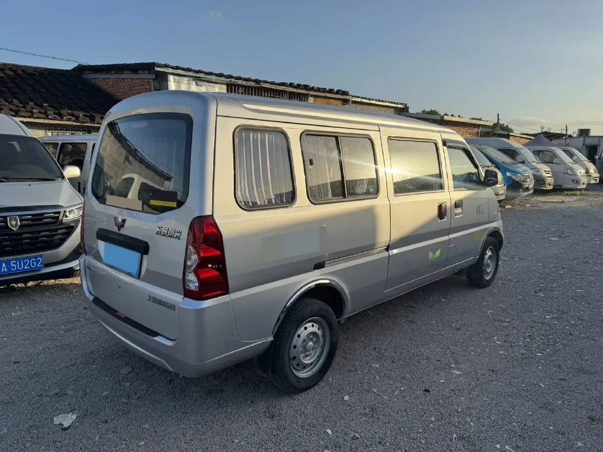 2021 WuLing RongGuang 1.5L 99HP L4 5MT,autocango,china used car exporter,china ev exporter,chinese used car exporter,chinese used ev exporter