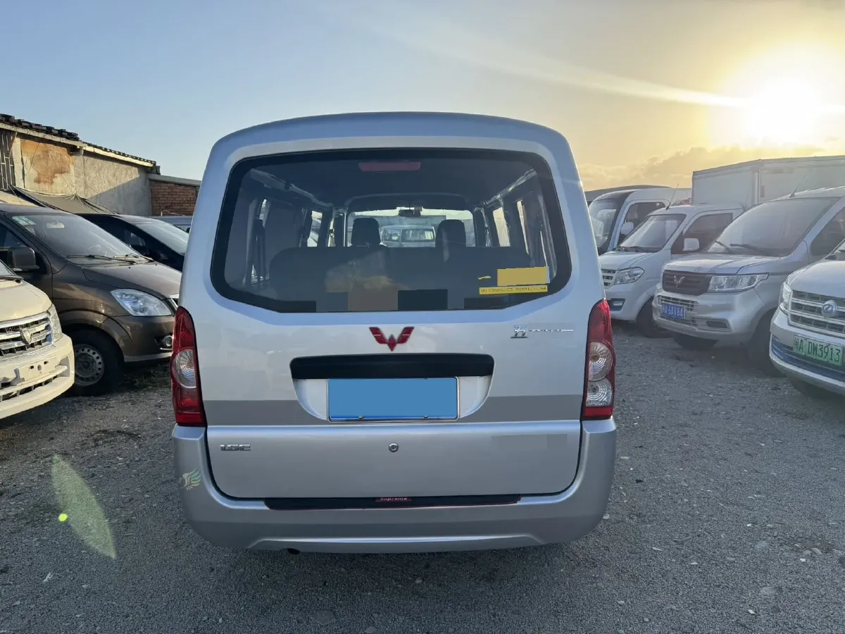 2021 WuLing RongGuang 1.5L 99HP L4 5MT,autocango,china used car exporter,china ev exporter,chinese used car exporter,chinese used ev exporter