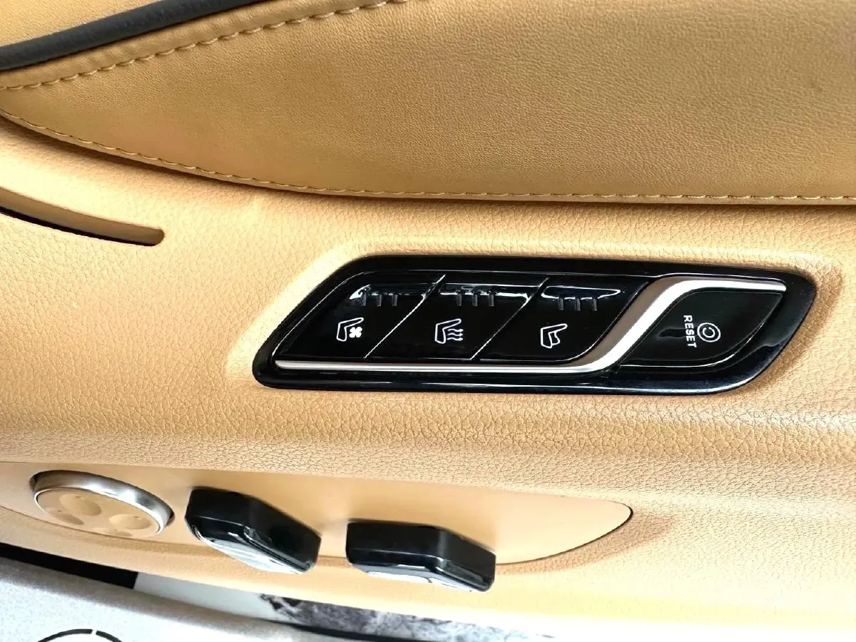 2022 Voyah Dream 1.5T 136HP L4 PHEV 25.57KWH,autocango,china used car exporter,china ev exporter,chinese used car exporter,chinese used ev exporter
