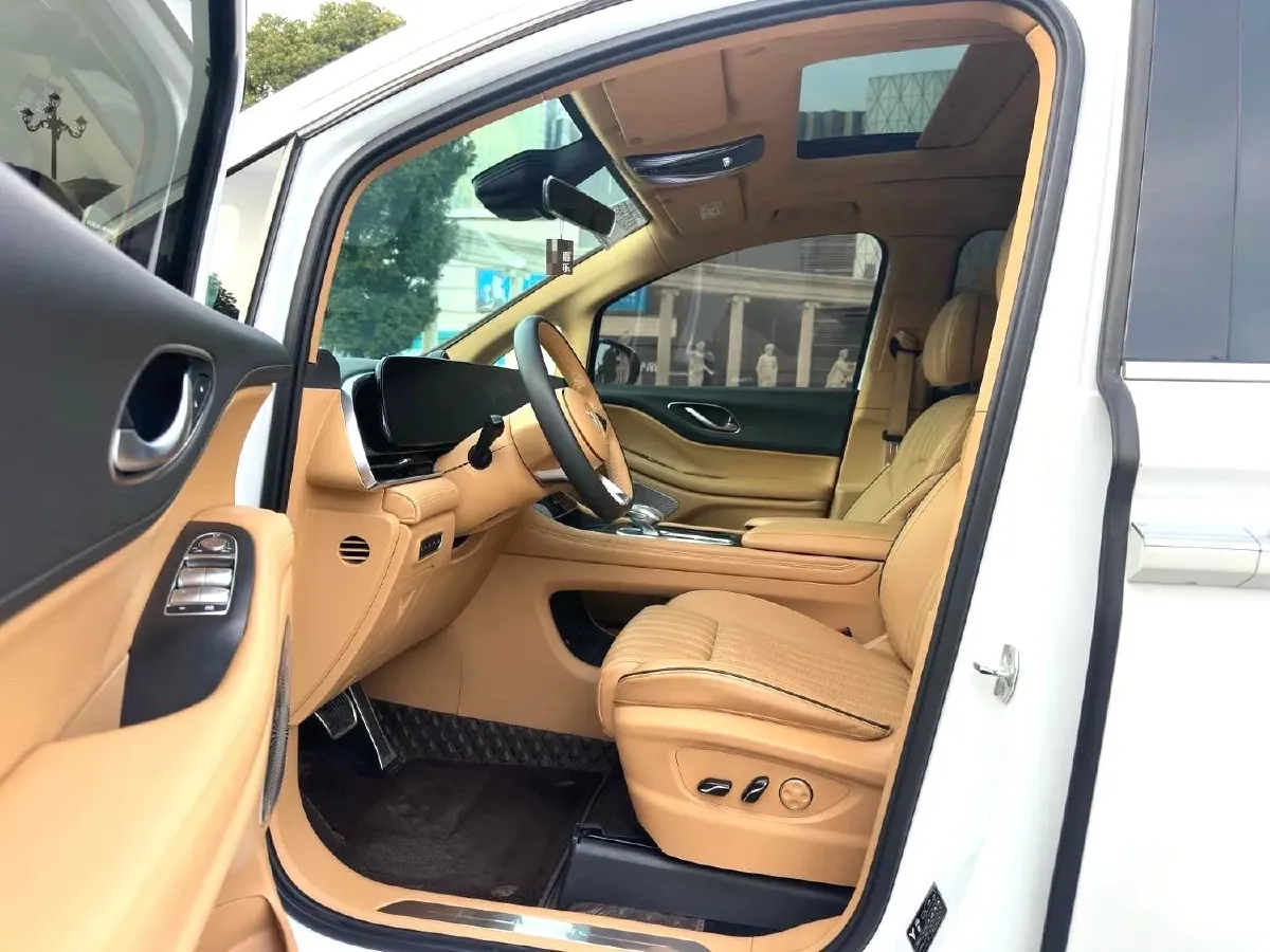 2022 Voyah Dream 1.5T 136HP L4 PHEV 25.57KWH,autocango,china used car exporter,china ev exporter,chinese used car exporter,chinese used ev exporter