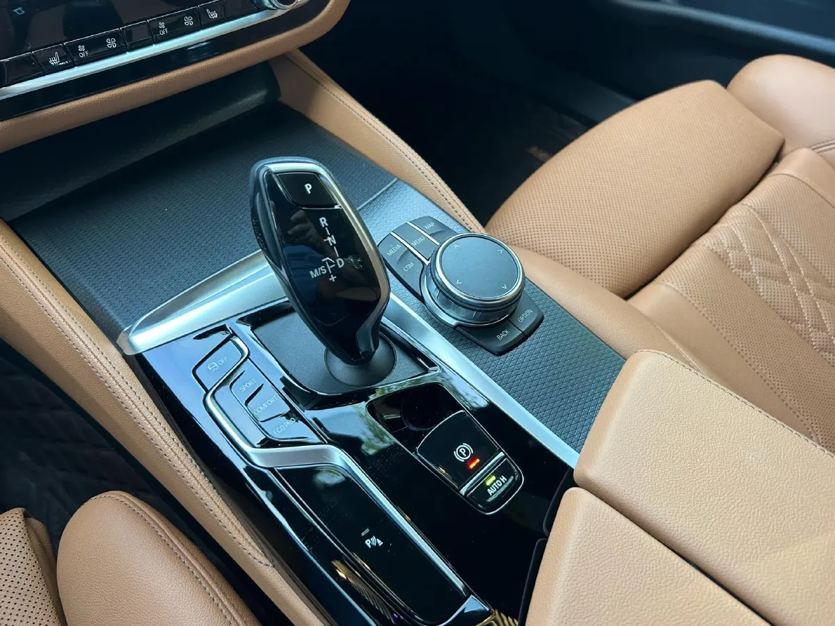 2022 BMW 5 Series 2.0T 252HP L4 8AT,autocango,china used car exporter,china ev exporter,chinese used car exporter,chinese used ev exporter