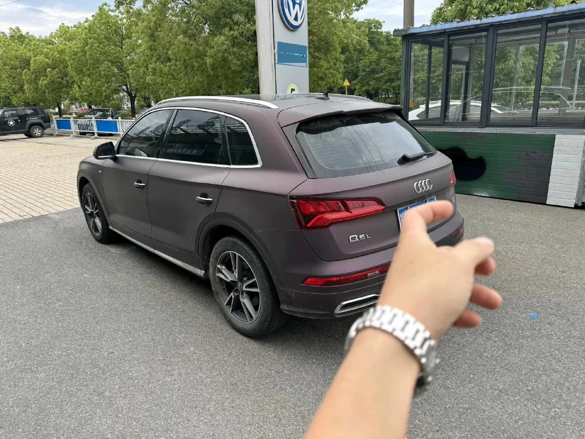 2020 Audi Q5L 2.0T 190HP L4 7DCT,autocango,china used car exporter,china ev exporter,chinese used car exporter,chinese used ev exporter