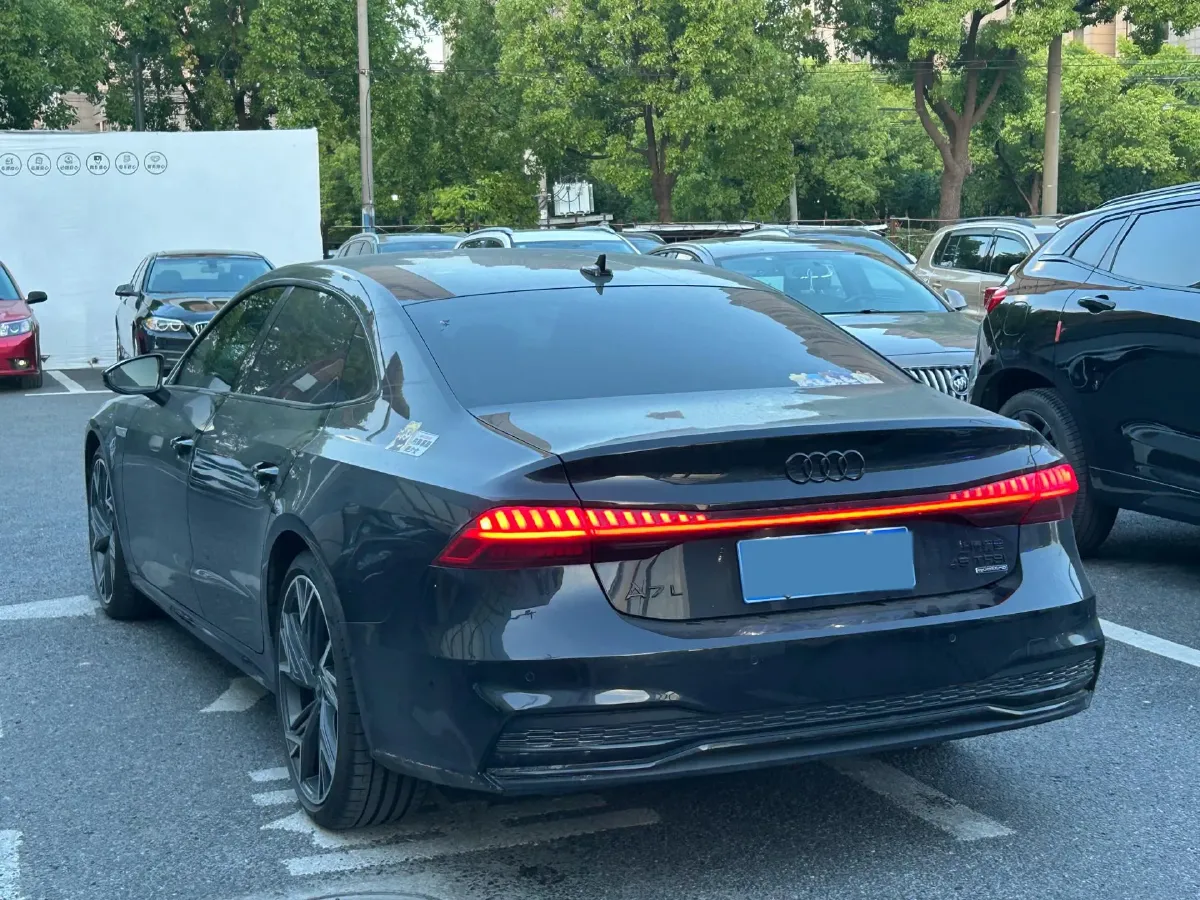 2022 Audi A7L 2.0T 245HP L4 7DCT,autocango,china used car exporter,china ev exporter,chinese used car exporter,chinese used ev exporter