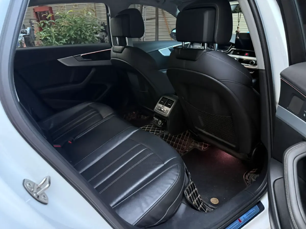 2022 Audi A4L 2.0T 190HP L4 7DCT,autocango,china used car exporter,china ev exporter,chinese used car exporter,chinese used ev exporter