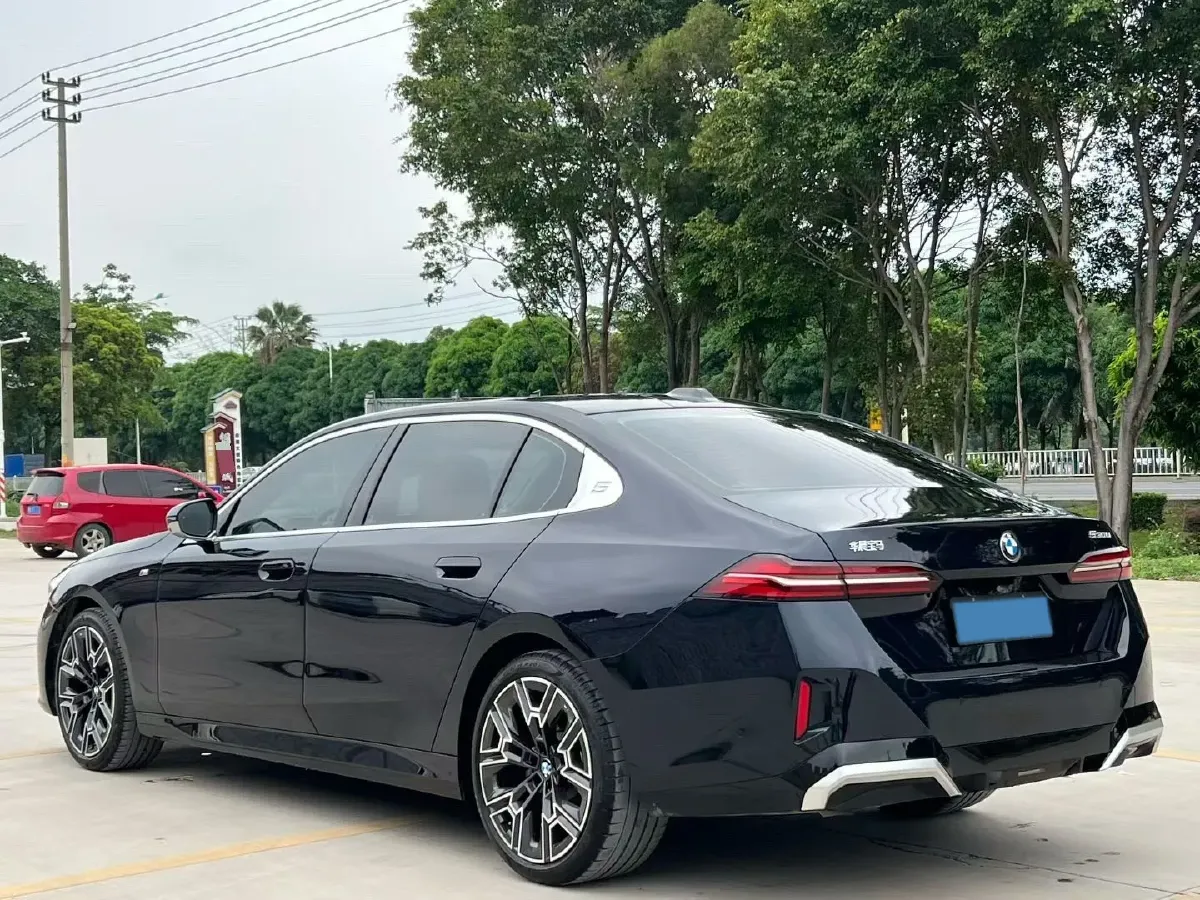 2025 BMW 5 Series 2.0T 258HP L4 8AT,autocango,china used car exporter,china ev exporter,chinese used car exporter,chinese used ev exporter