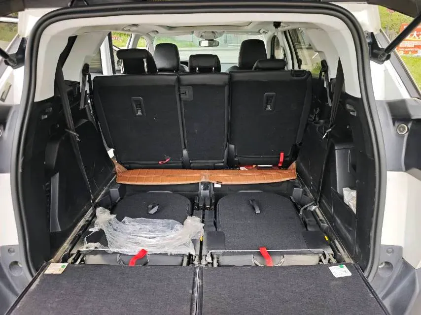 2017 Peugeot 5008 1.8T 204HP L4 6AT,autocango,china used car exporter,china ev exporter,chinese used car exporter,chinese used ev exporter