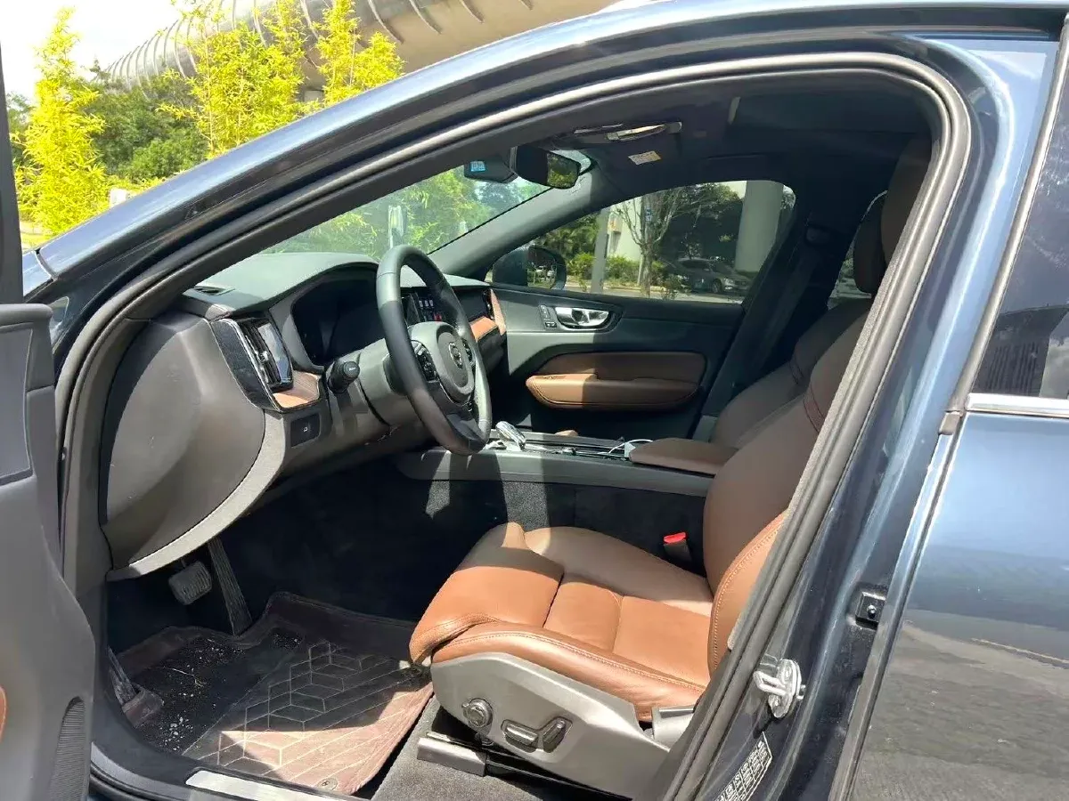 2022 Volvo XC60 2.0T 250HP L4 8AT,autocango,china used car exporter,china ev exporter,chinese used car exporter,chinese used ev exporter
