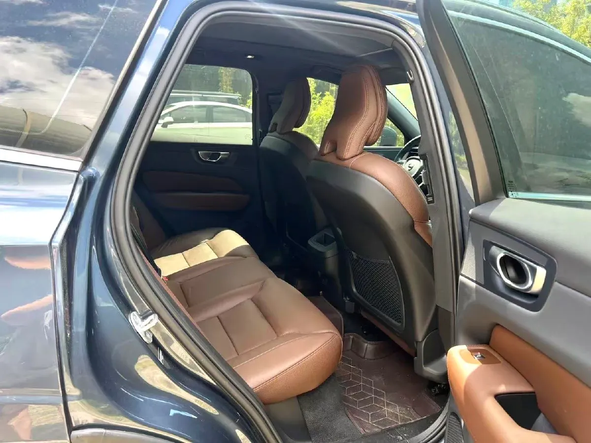 2022 Volvo XC60 2.0T 250HP L4 8AT,autocango,china used car exporter,china ev exporter,chinese used car exporter,chinese used ev exporter