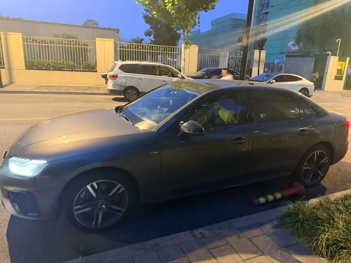 2022 Audi A4L 2.0T 190HP L4 7DCT,autocango,china used car exporter,china ev exporter,chinese used car exporter,chinese used ev exporter