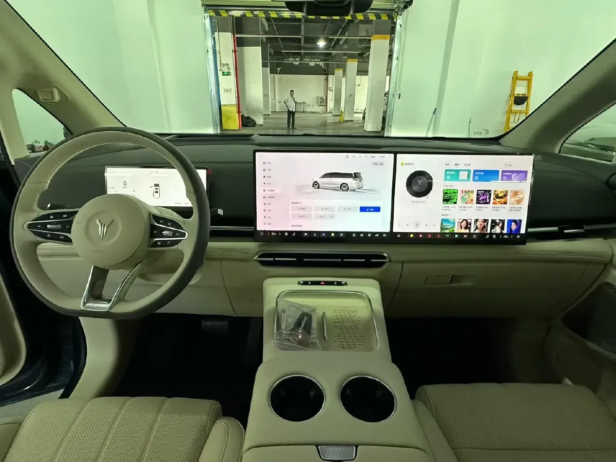 2025 Voyah Dream 1.5T 150HP L4 PHEV 41.7KWH,autocango,china used car exporter,china ev exporter,chinese used car exporter,chinese used ev exporter