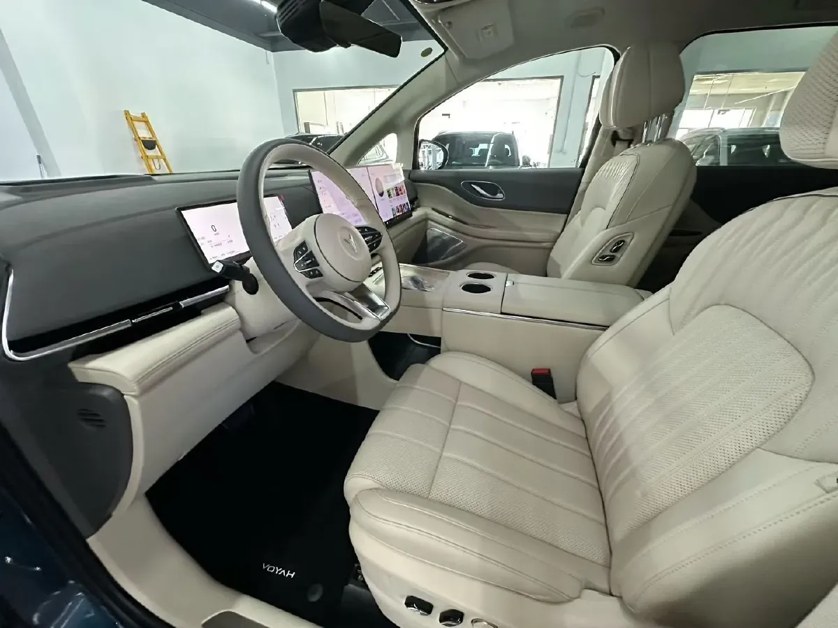 2025 Voyah Dream 1.5T 150HP L4 PHEV 41.7KWH,autocango,china used car exporter,china ev exporter,chinese used car exporter,chinese used ev exporter