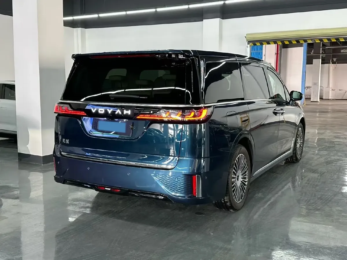 2025 Voyah Dream 1.5T 150HP L4 PHEV 41.7KWH,autocango,china used car exporter,china ev exporter,chinese used car exporter,chinese used ev exporter