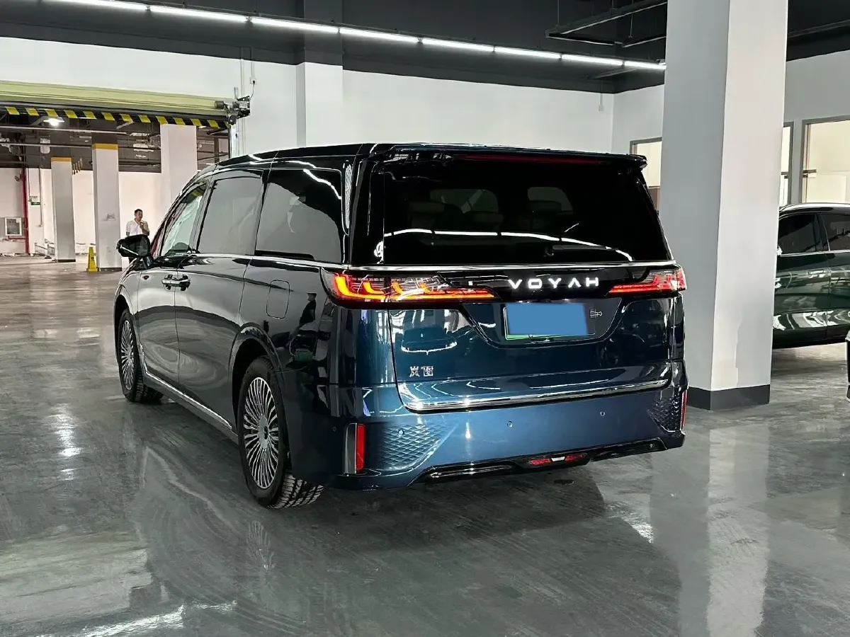 2025 Voyah Dream 1.5T 150HP L4 PHEV 41.7KWH,autocango,china used car exporter,china ev exporter,chinese used car exporter,chinese used ev exporter