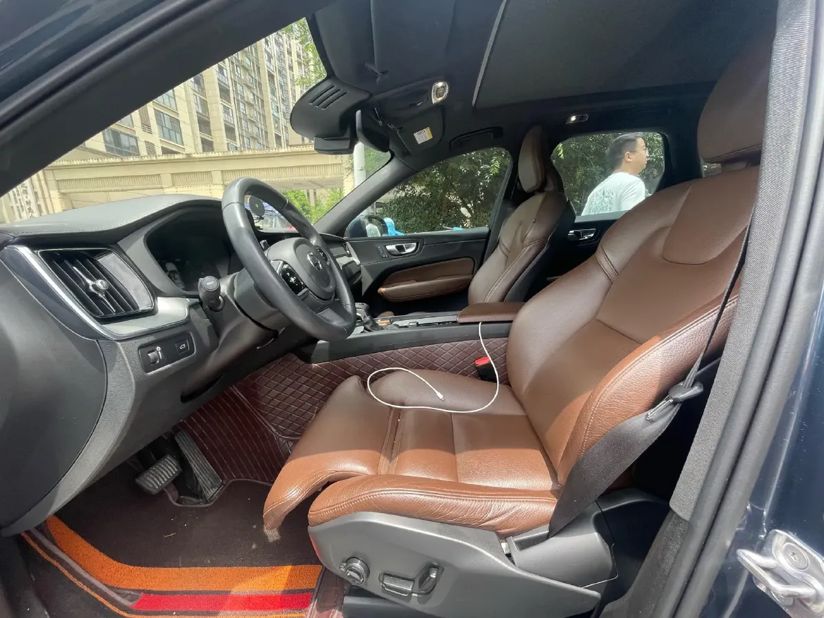 2021 Volvo XC60 2.0T 250HP L4 8AT,autocango,china used car exporter,china ev exporter,chinese used car exporter,chinese used ev exporter