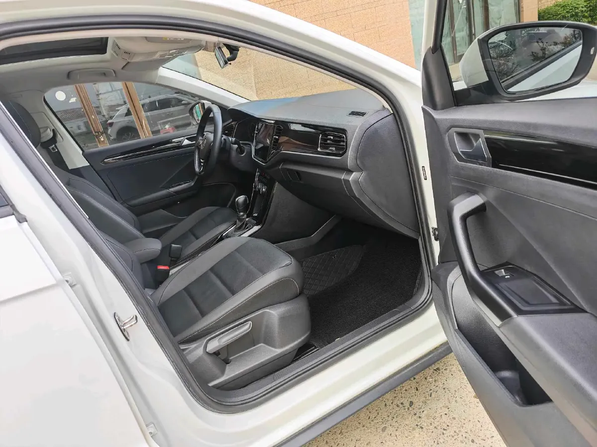 2022 Volkswagen T-Roc 1.4T 150HP L4 7DCT,autocango,china used car exporter,china ev exporter,chinese used car exporter,chinese used ev exporter