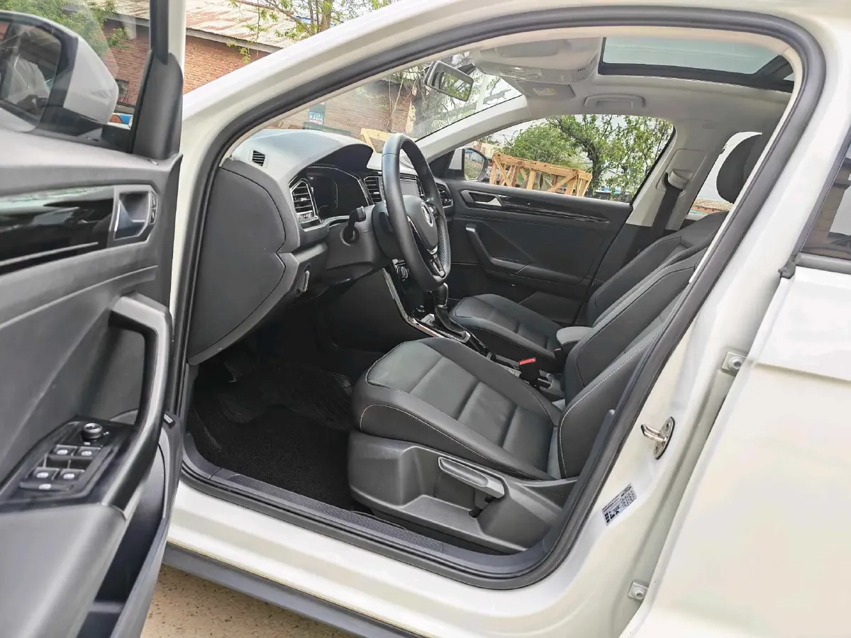 2022 Volkswagen T-Roc 1.4T 150HP L4 7DCT,autocango,china used car exporter,china ev exporter,chinese used car exporter,chinese used ev exporter