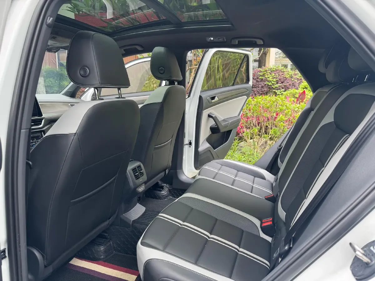 2024 Volkswagen T-Roc 1.5T 160HP L4 7DCT,autocango,china used car exporter,china ev exporter,chinese used car exporter,chinese used ev exporter