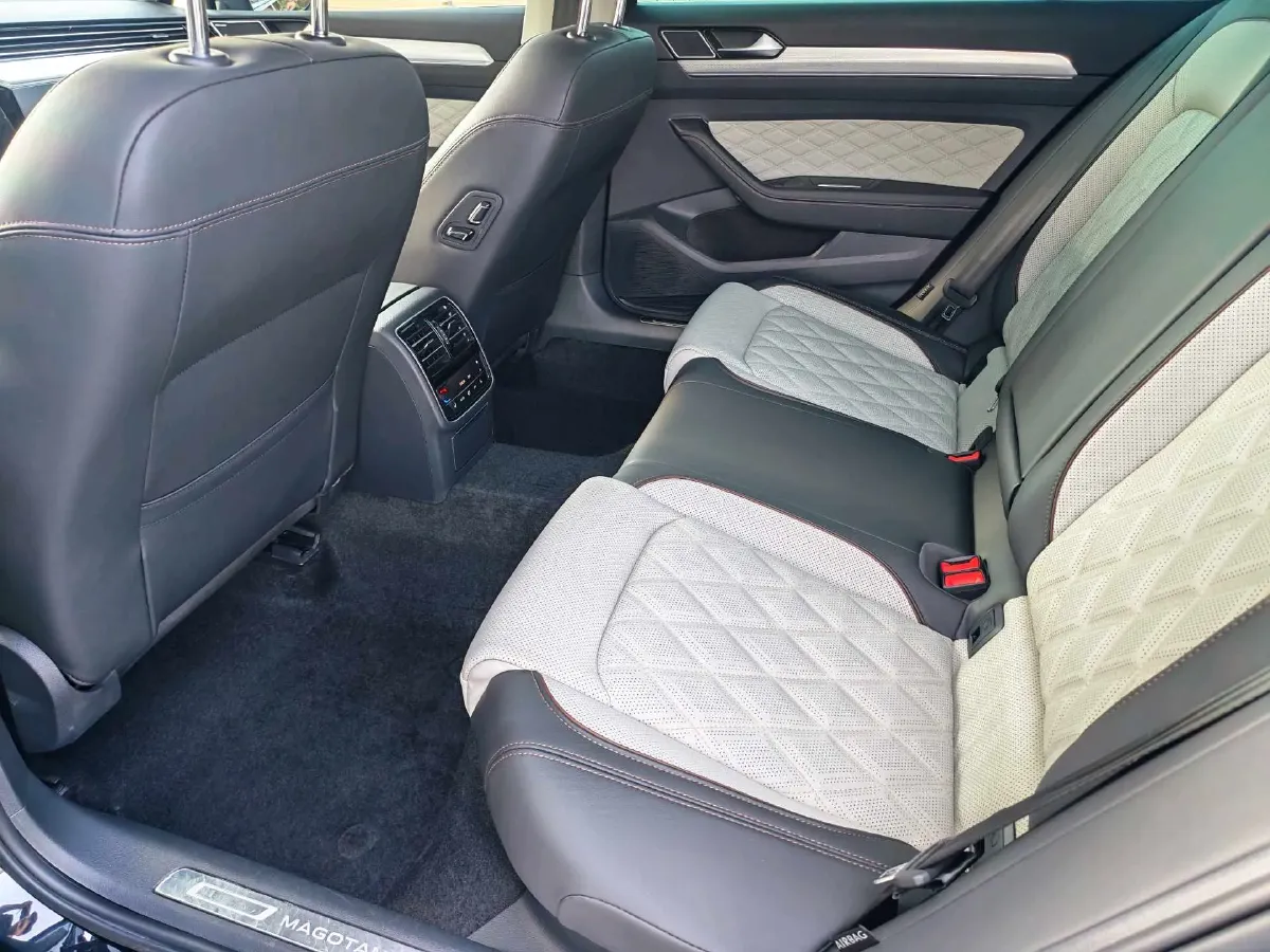2023 Volkswagen Magotan 2.0T 220HP L4 7DCT,autocango,china used car exporter,china ev exporter,chinese used car exporter,chinese used ev exporter