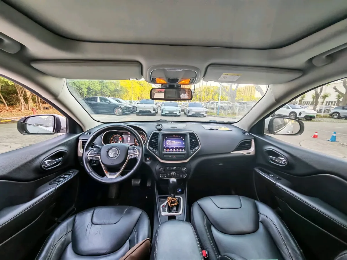2017 Jeep Cherokee 2.0L 155HP L4 9AT,autocango,china used car exporter,china ev exporter,chinese used car exporter,chinese used ev exporter