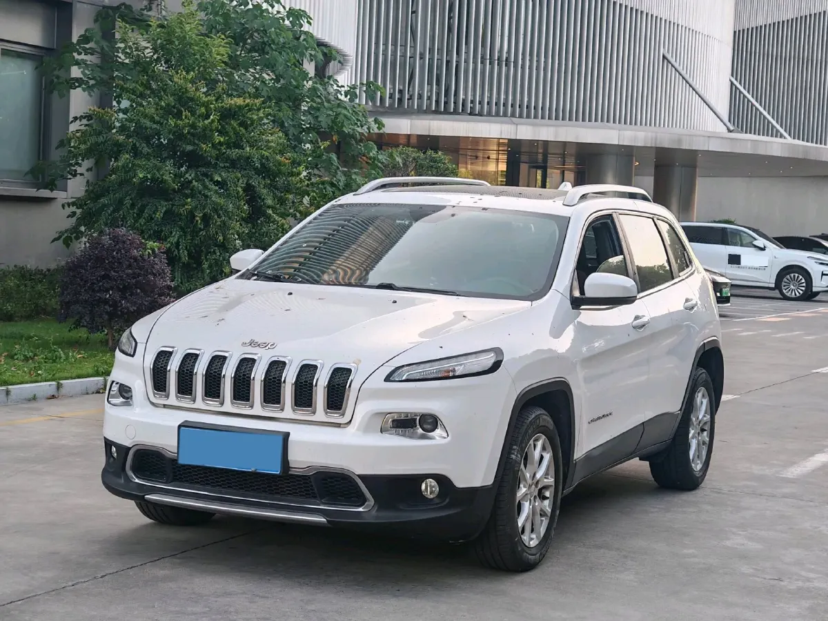 2017 Jeep Cherokee 2.0L 155HP L4 9AT,autocango,china used car exporter,china ev exporter,chinese used car exporter,chinese used ev exporter
