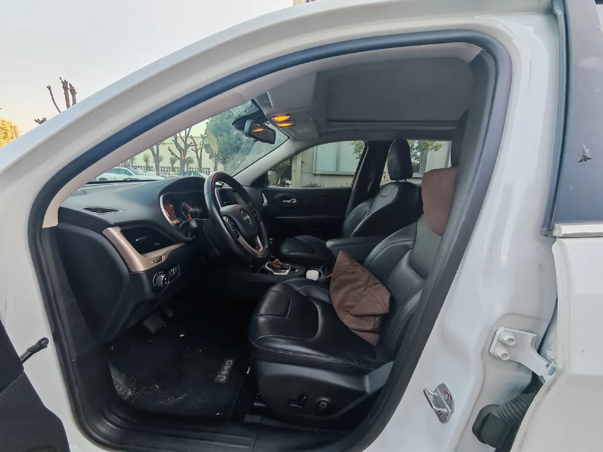 2017 Jeep Cherokee 2.0L 155HP L4 9AT,autocango,china used car exporter,china ev exporter,chinese used car exporter,chinese used ev exporter