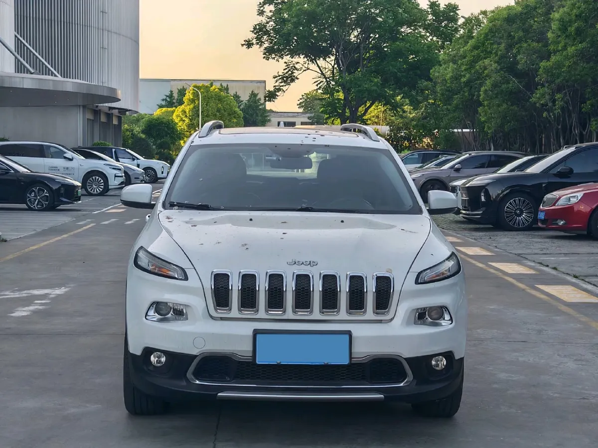 2017 Jeep Cherokee 2.0L 155HP L4 9AT,autocango,china used car exporter,china ev exporter,chinese used car exporter,chinese used ev exporter
