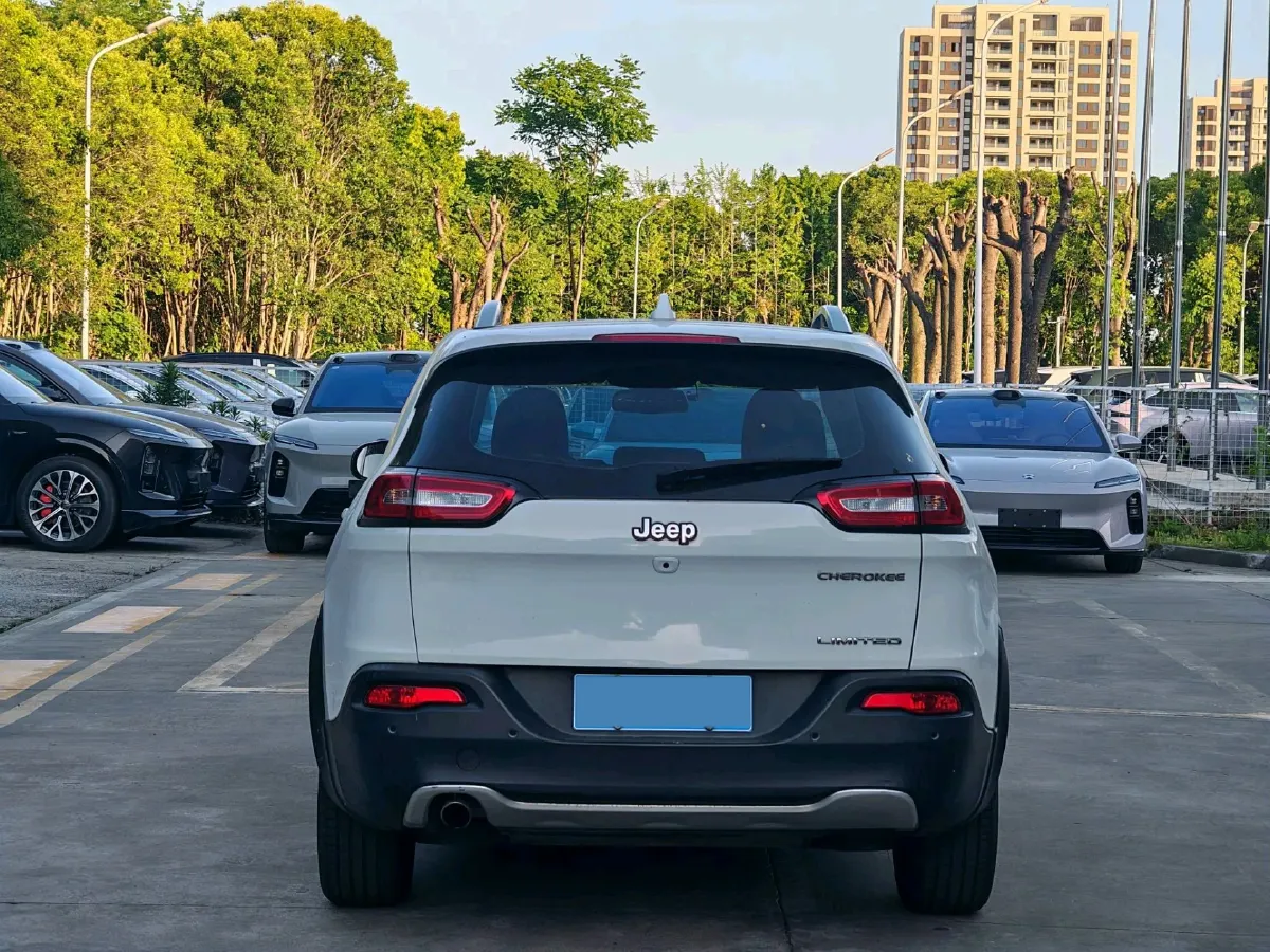 2017 Jeep Cherokee 2.0L 155HP L4 9AT,autocango,china used car exporter,china ev exporter,chinese used car exporter,chinese used ev exporter
