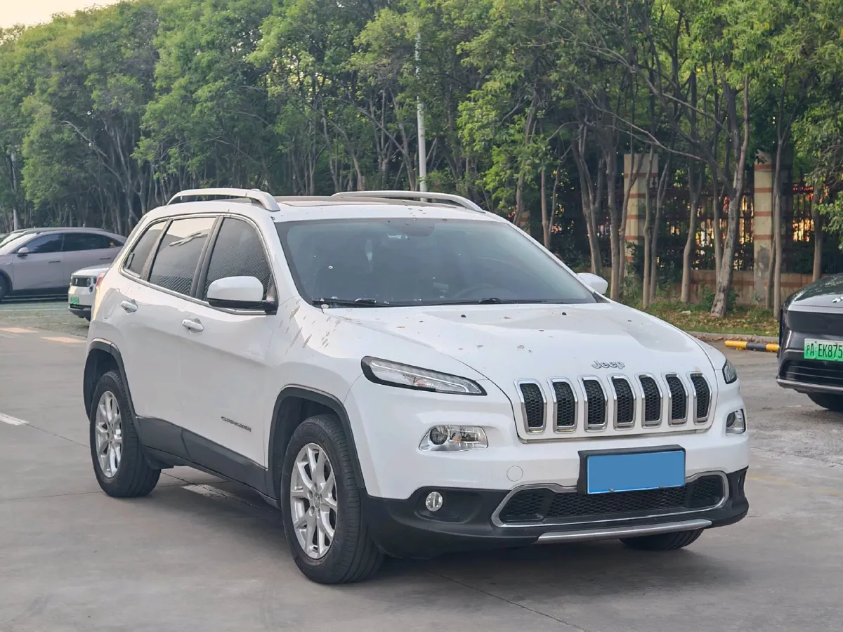 2017 Jeep Cherokee 2.0L 155HP L4 9AT,autocango,china used car exporter,china ev exporter,chinese used car exporter,chinese used ev exporter