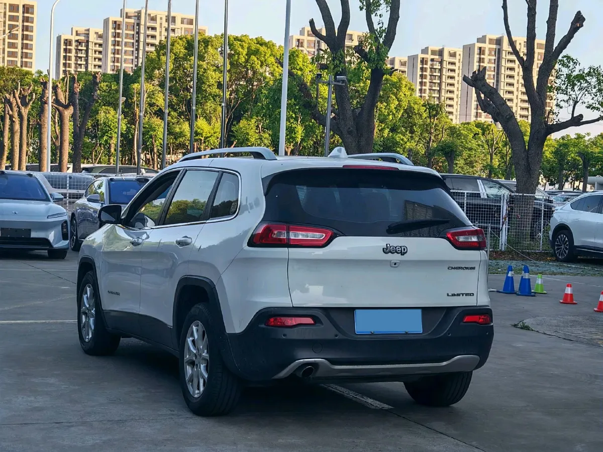 2017 Jeep Cherokee 2.0L 155HP L4 9AT,autocango,china used car exporter,china ev exporter,chinese used car exporter,chinese used ev exporter