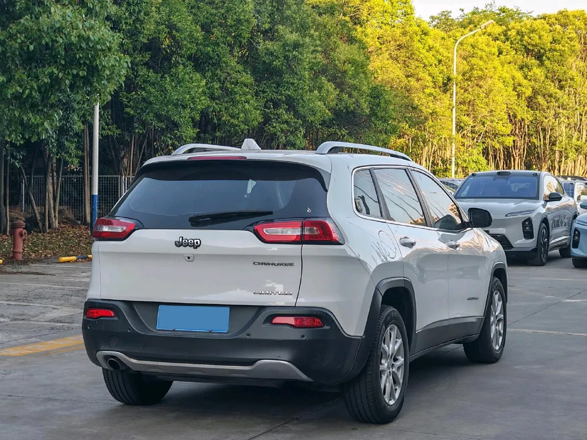 2017 Jeep Cherokee 2.0L 155HP L4 9AT,autocango,china used car exporter,china ev exporter,chinese used car exporter,chinese used ev exporter