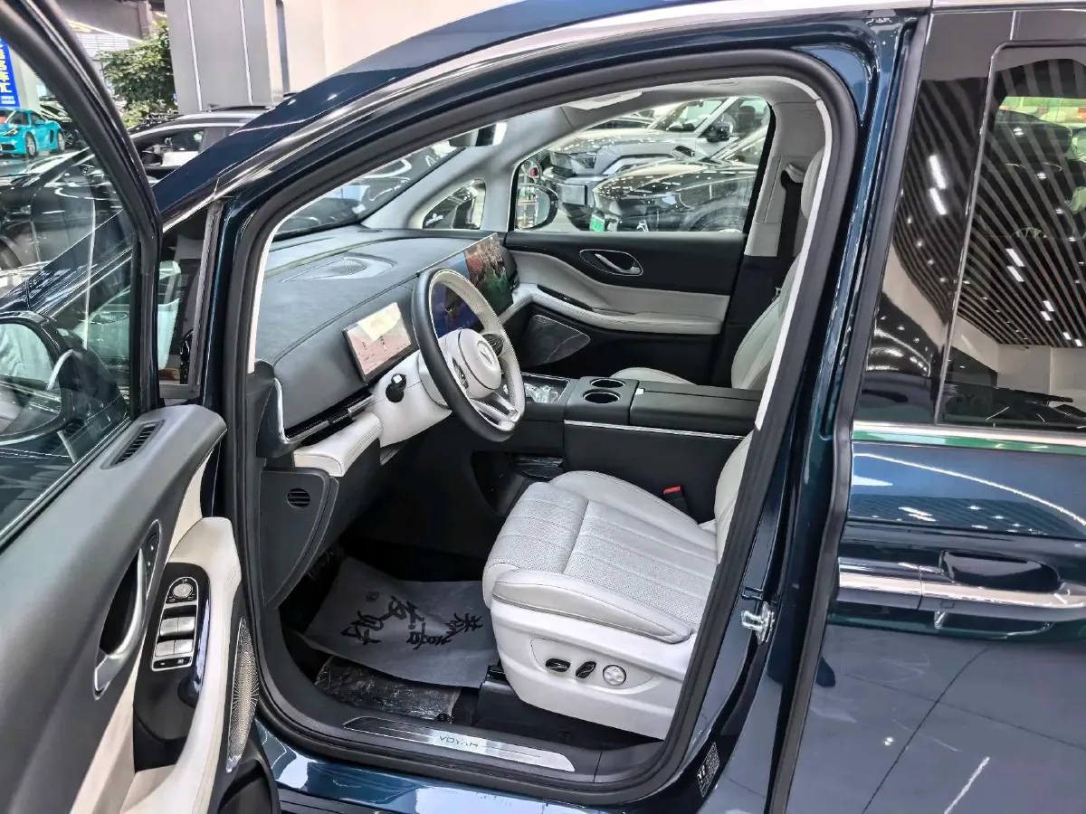 2025 Voyah Dream 1.5T 150HP L4 PHEV 41.7KWH,autocango,china used car exporter,china ev exporter,chinese used car exporter,chinese used ev exporter