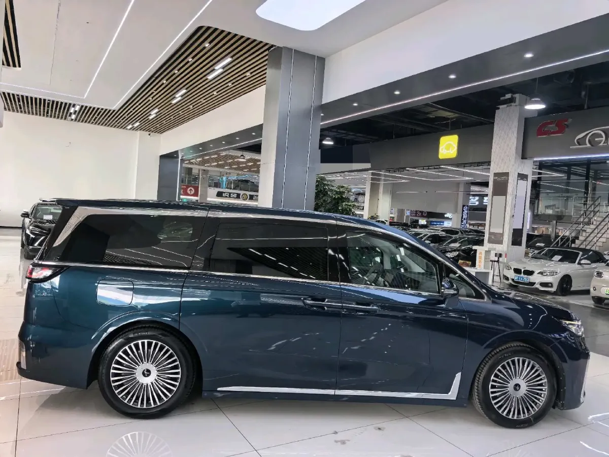 2025 Voyah Dream 1.5T 150HP L4 PHEV 41.7KWH,autocango,china used car exporter,china ev exporter,chinese used car exporter,chinese used ev exporter