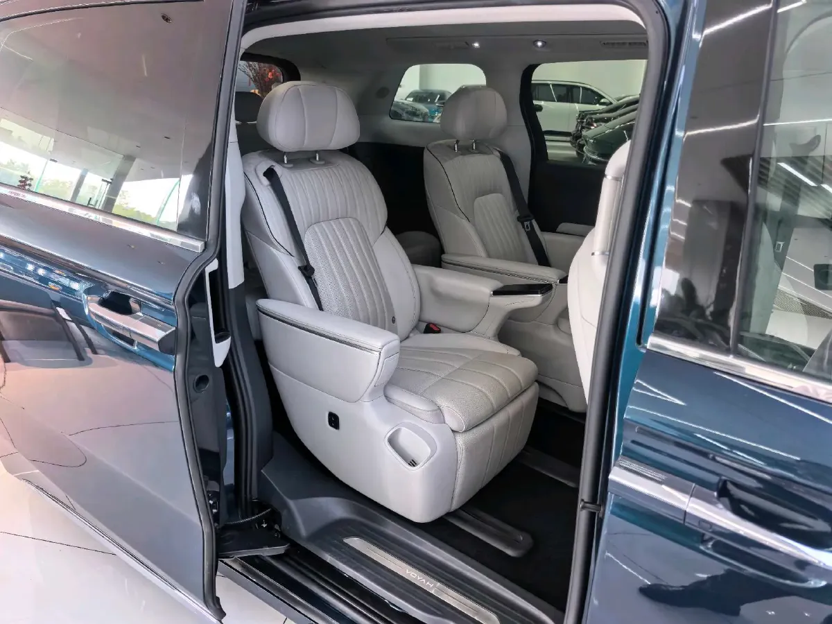 2025 Voyah Dream 1.5T 150HP L4 PHEV 41.7KWH,autocango,china used car exporter,china ev exporter,chinese used car exporter,chinese used ev exporter