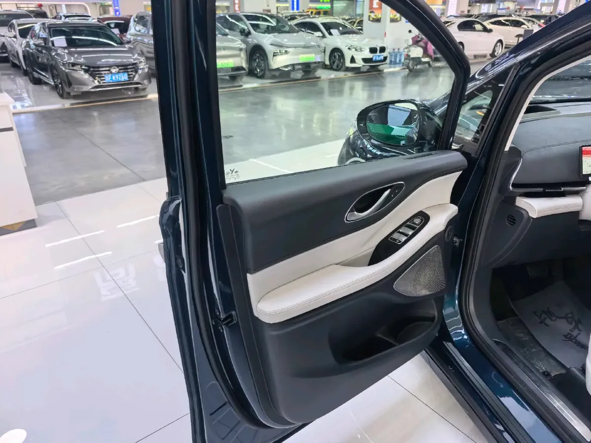 2025 Voyah Dream 1.5T 150HP L4 PHEV 41.7KWH,autocango,china used car exporter,china ev exporter,chinese used car exporter,chinese used ev exporter