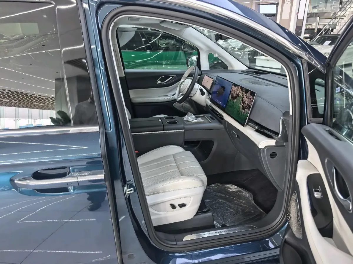 2025 Voyah Dream 1.5T 150HP L4 PHEV 41.7KWH,autocango,china used car exporter,china ev exporter,chinese used car exporter,chinese used ev exporter