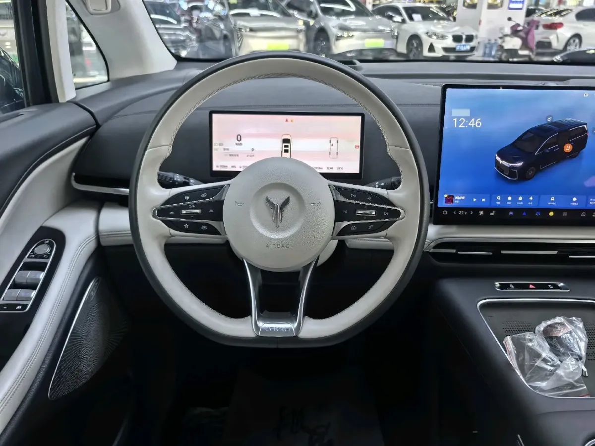 2025 Voyah Dream 1.5T 150HP L4 PHEV 41.7KWH,autocango,china used car exporter,china ev exporter,chinese used car exporter,chinese used ev exporter