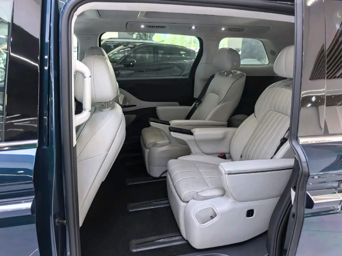 2025 Voyah Dream 1.5T 150HP L4 PHEV 41.7KWH,autocango,china used car exporter,china ev exporter,chinese used car exporter,chinese used ev exporter