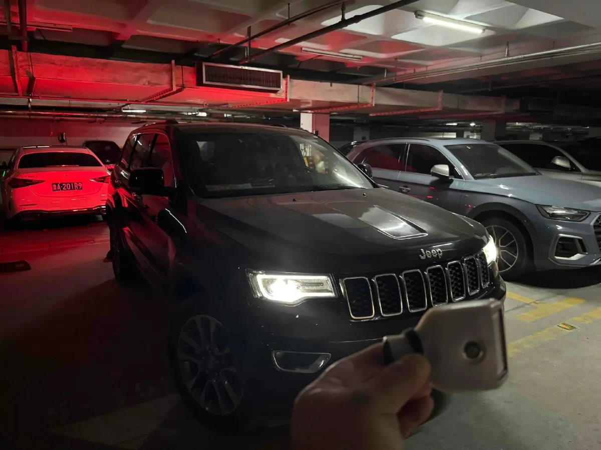 2017 Jeep Grand Cherokee 3.0L 234HP V6 8AT,autocango,china used car exporter,china ev exporter,chinese used car exporter,chinese used ev exporter