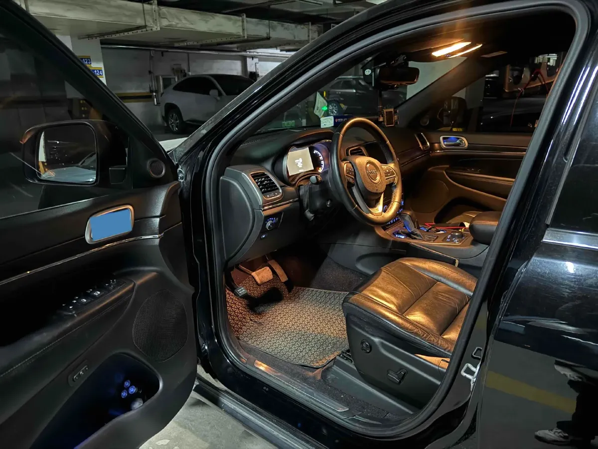 2017 Jeep Grand Cherokee 3.0L 234HP V6 8AT,autocango,china used car exporter,china ev exporter,chinese used car exporter,chinese used ev exporter