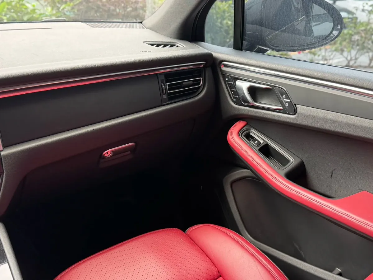 2022 Porsche Macan 2.0T 265HP L4 7DCT,autocango,china used car exporter,china ev exporter,chinese used car exporter,chinese used ev exporter