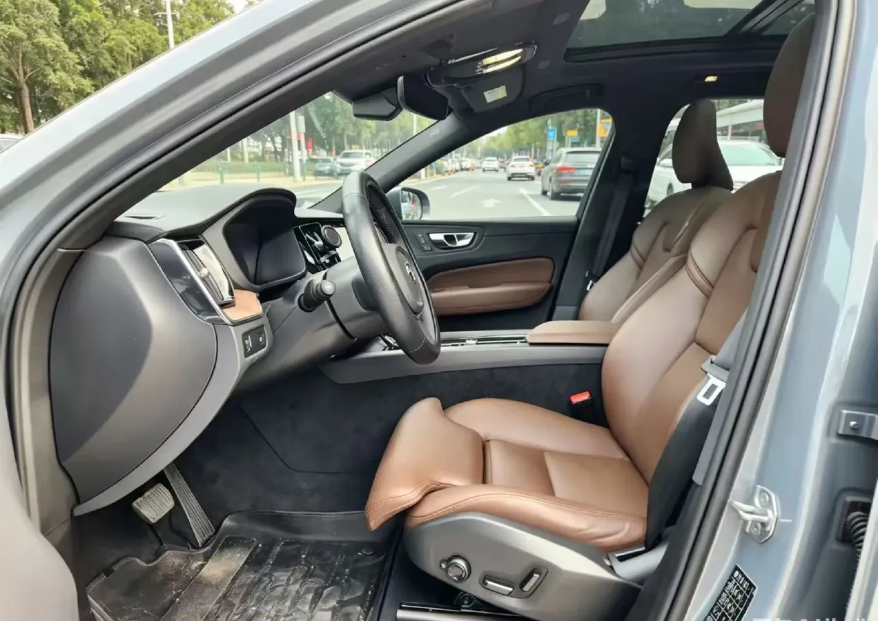 2022 Volvo XC60 2.0T 250HP L4 8AT,autocango,china used car exporter,china ev exporter,chinese used car exporter,chinese used ev exporter
