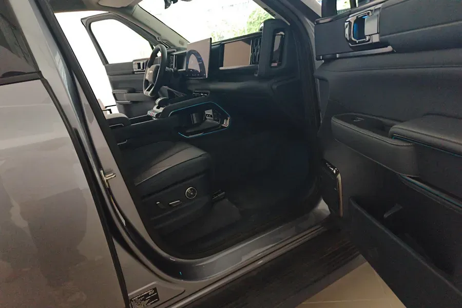 2025 FangChengBao Bao 5 1.5T 194HP L4 E-CVT PHEV 31.8KWH,autocango,china used car exporter,china ev exporter,chinese used car exporter,chinese used ev exporter